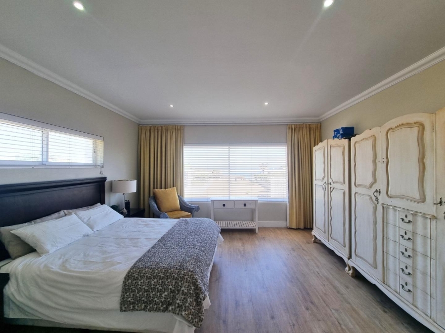 5 Bedroom Property for Sale in Sandbaai Western Cape